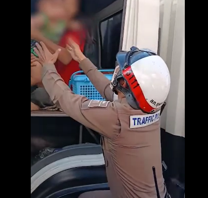 👮 ตำรวจ คือ ฮีโร่ของหนู  📣 เหตุการณ์ช่วยชีวิตหนูน้อยวัย 11 เดือน ติดบนรถ กลับสู่อ้อมอกแม่อย่างปลอดภัย