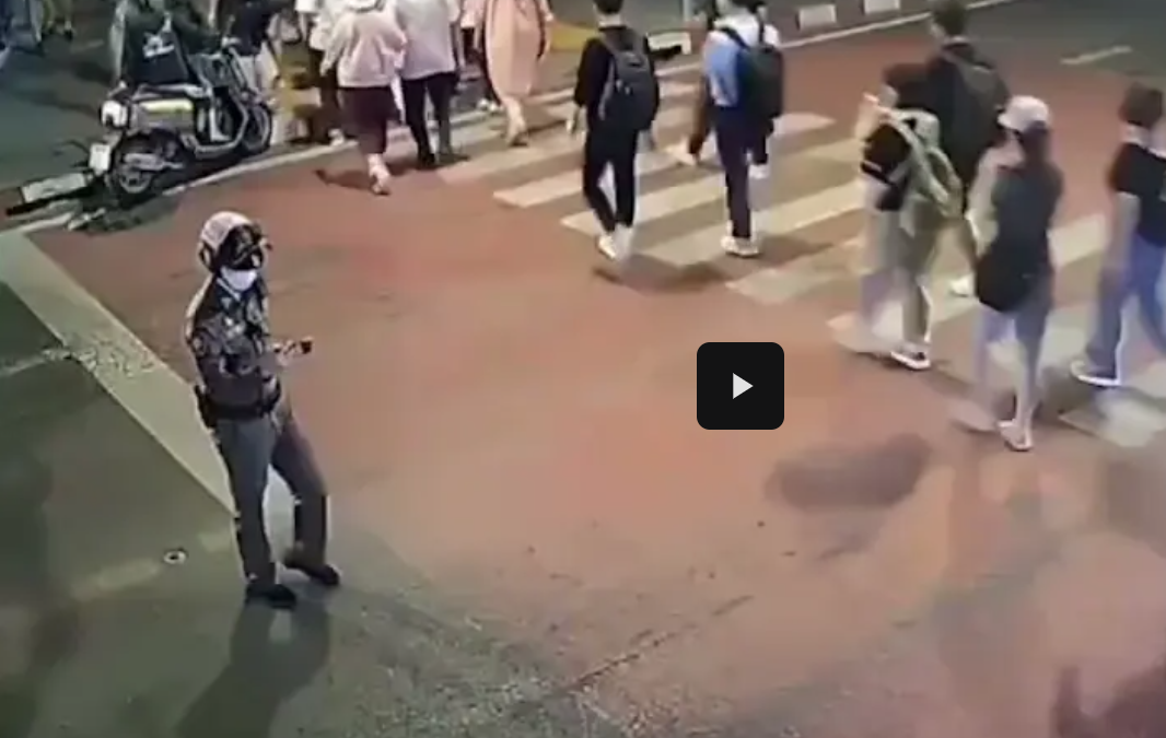 🚦 ทางม้าลายหยุดให้คนข้ามถนนก่อน หากฝ่าฝืนผิดกฎหมายนะครับ🚦 👮‍♂️ ตำรวจจราจรพร้อมรับใช้ประชาชนขรั่บ 👮‍♂️