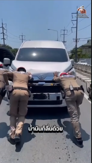 ผู้กองจอมพลัง เข็นรถขึ้นเนิน ช่วยแก้ปัญหาการจราจร🚦